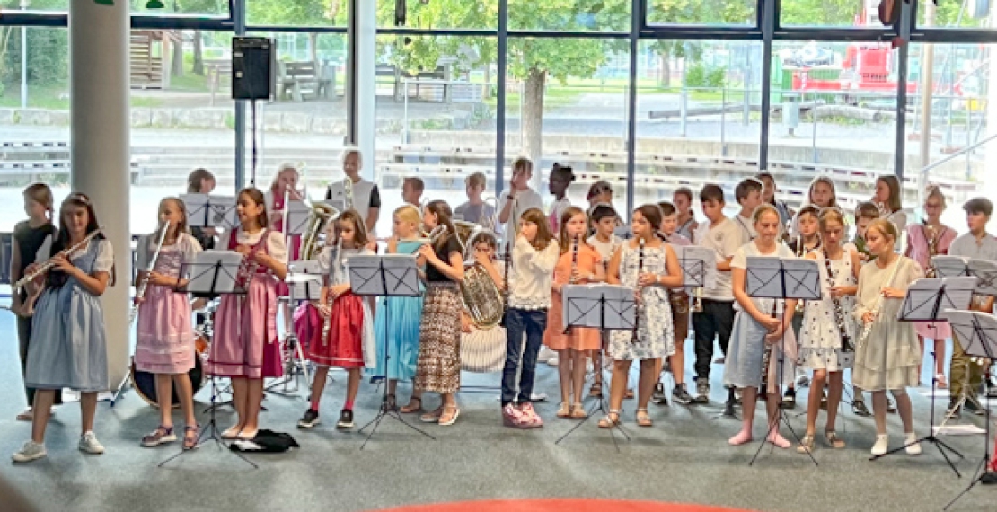 Die Kinder der Bläserklasse in der Aula der Adolf-Rasp-Grundschule