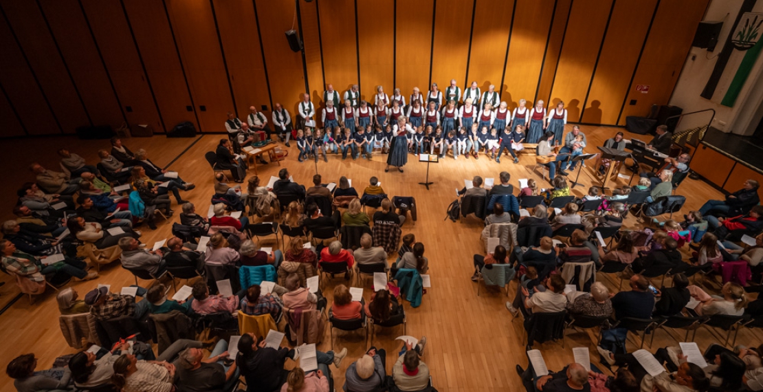 Die Chöre und die Kolbermoorer Saitenmusi der Stadtsing-und Musikschule Kolbermoor im Mareissaal