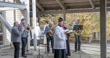 Die Geistlichkeit umrahmt vom Bläserquartett