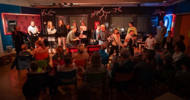 Die Teilnehmer auf der Bühne im Jugendtreff bei der Zugabe