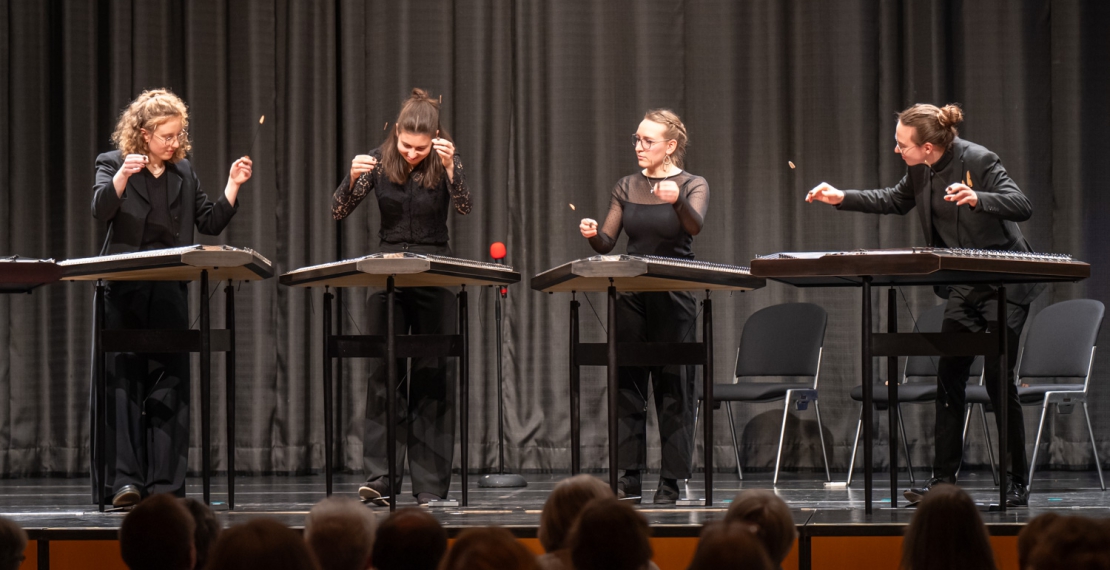 Das Hackbrettquartett auf der Bühne im Mareissaal