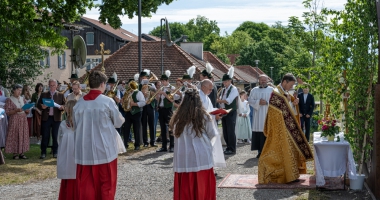 Geistlichkeit und Stadtkapelle bei der Fronleichnamsprozession