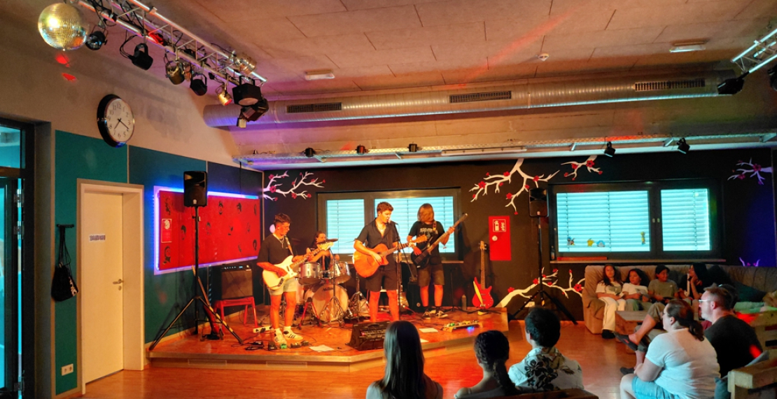 Die Rockwerkstatt 2 auf der Bühne des Jugendtreff Kolbermoor