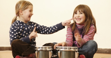 Trommelnde Kinder