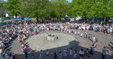 Die Kinder der Musikalischen Früherziehung beim Maibaumfest 