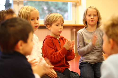 Kinder im Vorschulalter beim Musizieren