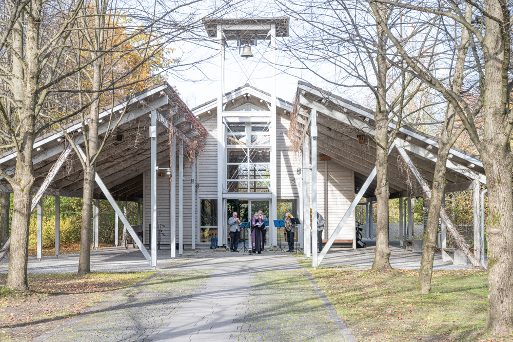 Die Geistlichkeit umrahmt vom Bläserquartett