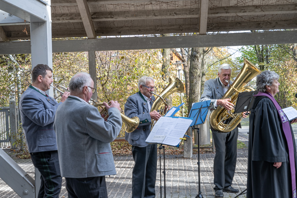Die Geistlichkeit umrahmt vom Bläserquartett