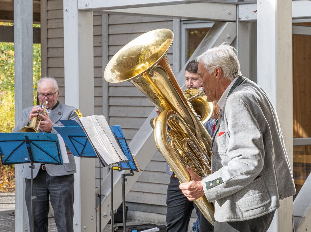 Die Geistlichkeit umrahmt vom Bläserquartett