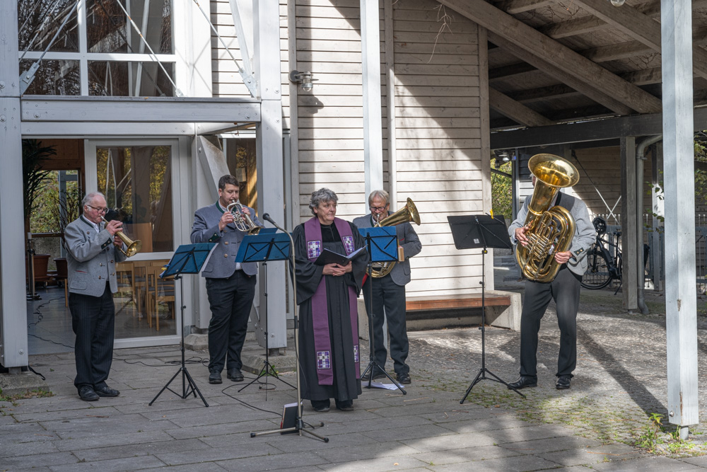 Die Geistlichkeit umrahmt vom Bläserquartett