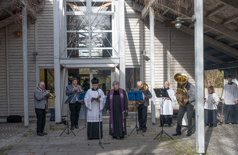 Die Geistlichkeit umrahmt vom Bläserquartett