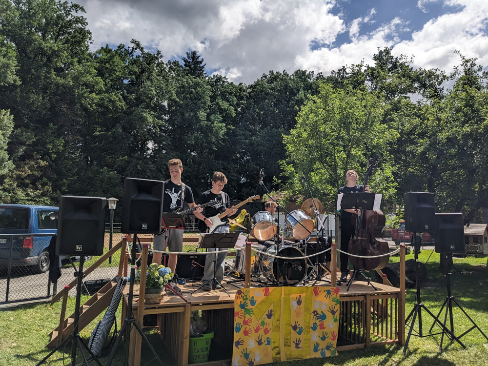 Die Rockwerkstatt 1 auf der Bühne der KiTa Hotzenplotz