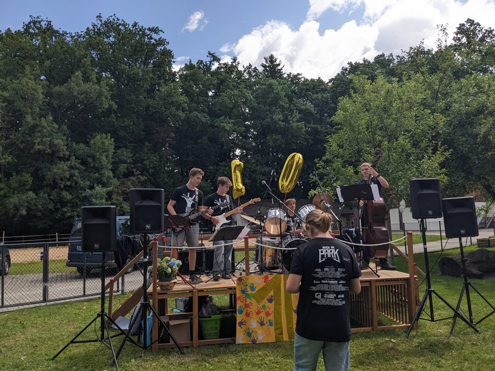 Die Rockwerkstatt 1 auf der Bühne der KiTa Hotzenplotz