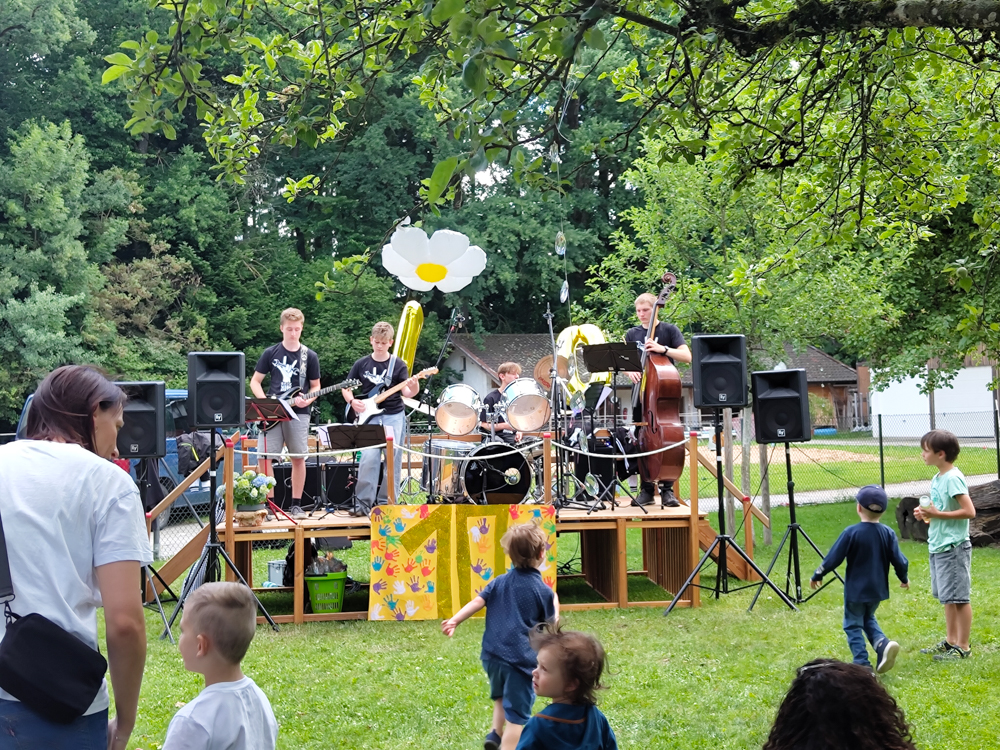 Die Rockwerkstatt 1 auf der Bühne der KiTa Hotzenplotz