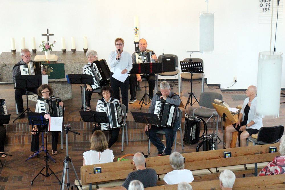 Das Akkordeonorchester Kolbermoor in der evangelischen Kirche in Brannenburg