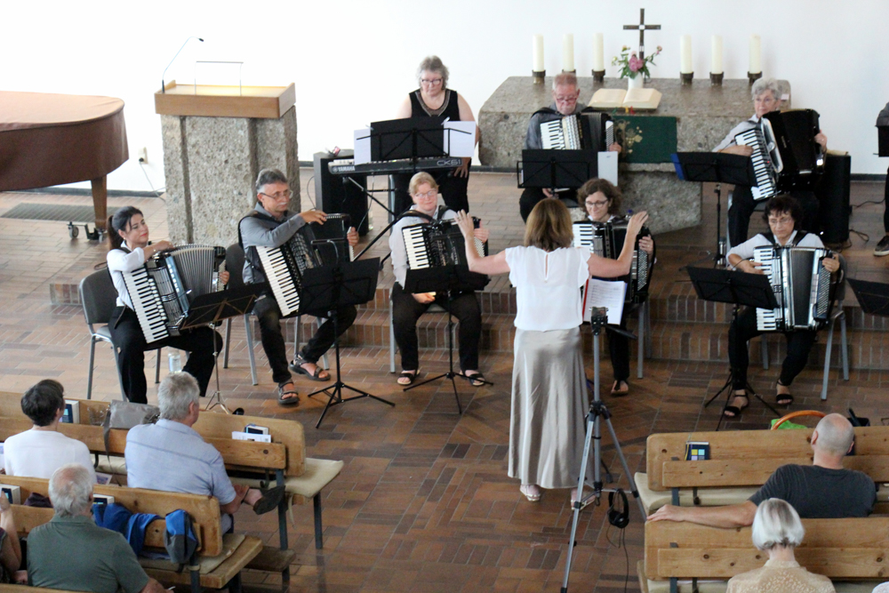 Das Akkordeonorchester Kolbermoor in der evangelischen Kirche in Brannenburg