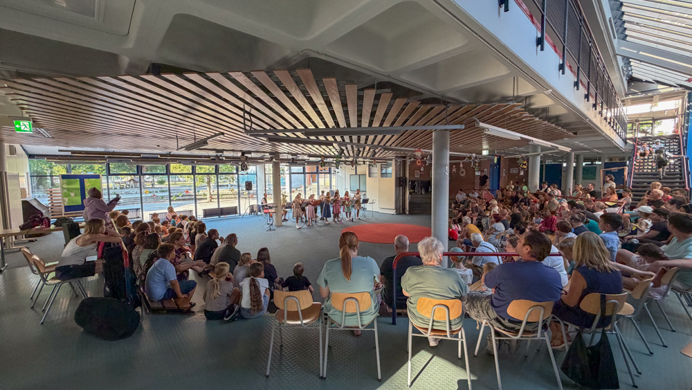 Die Bläserklassen in der Aula der Adolf-Rasp-Grundschule 
