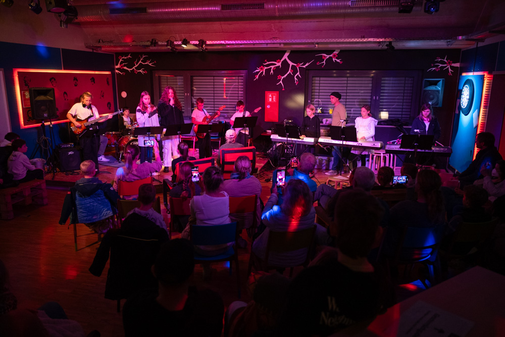 Die Teilnehmer auf der Bühne im Jugendtreff Die Teilnehmer auf der Bühne im Jugendtreff