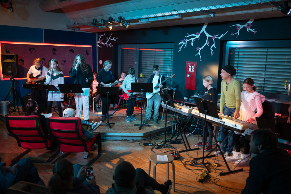 Die Teilnehmer auf der Bühne im Jugendtreff Die Teilnehmer auf der Bühne im Jugendtreff