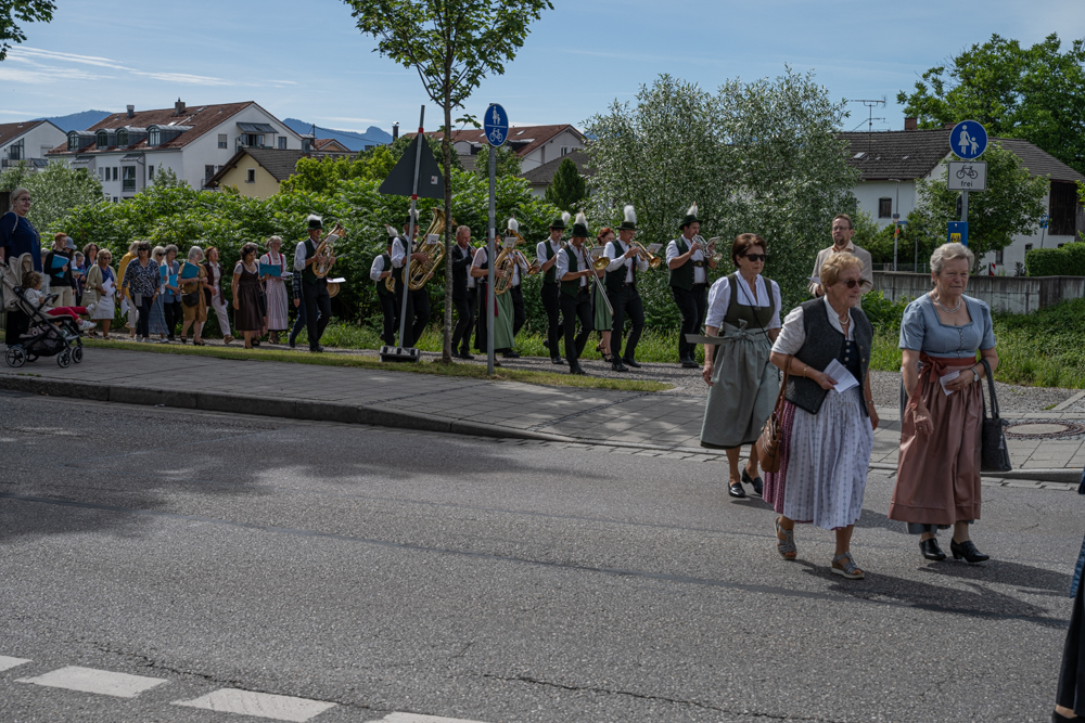 Die Blechbläser der Stadtkapelle begleiten die Fronleichnamsprozession