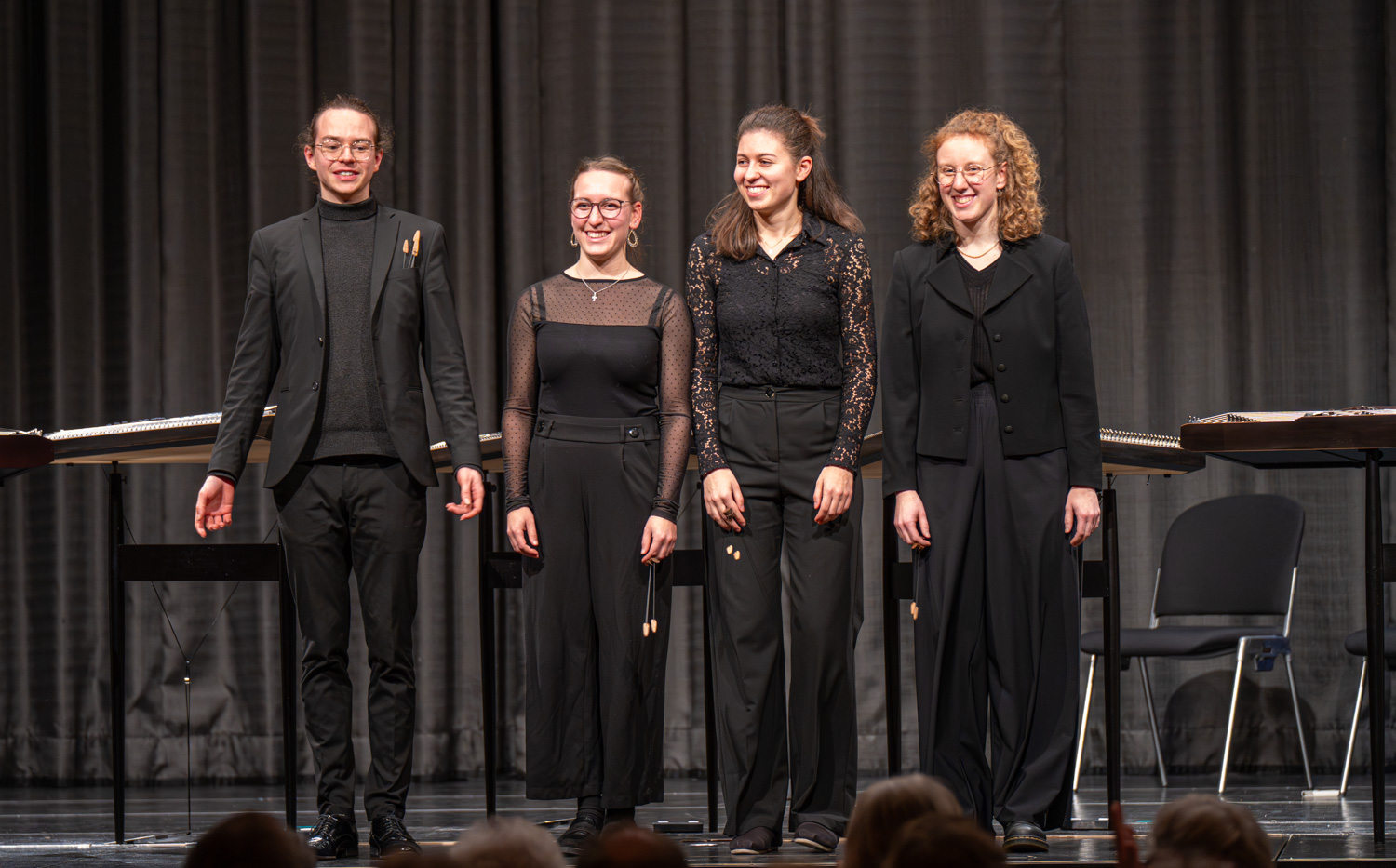 Das Hackbrettquartett auf der Bühne im Mareissaal