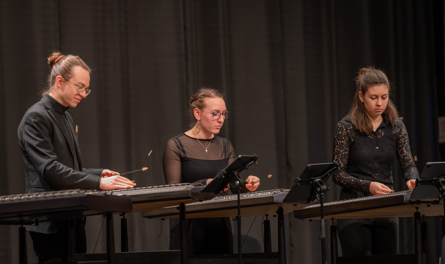 Das Hackbrettquartett auf der Bühne im Mareissaal