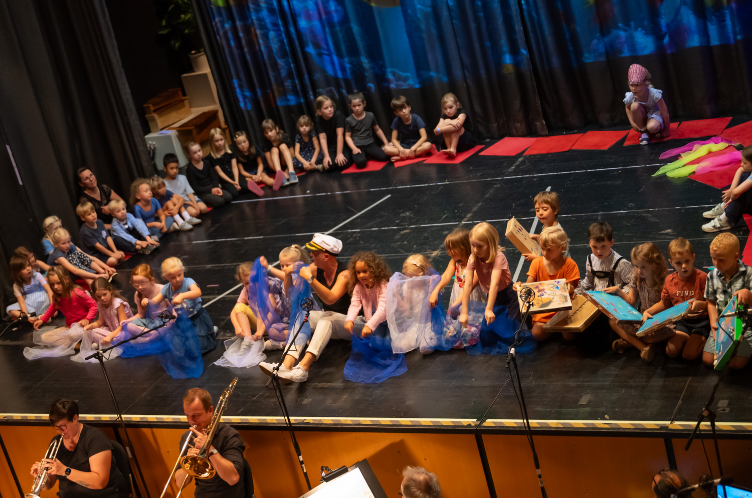 Die Kinder der Musikalische Früherziehung auf der Bühne des Mareissaales