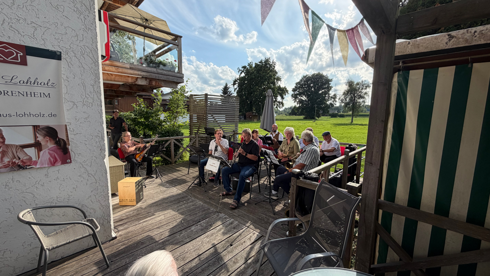 Combo Mangfallswing auf der Terrasse des Seniorenheims